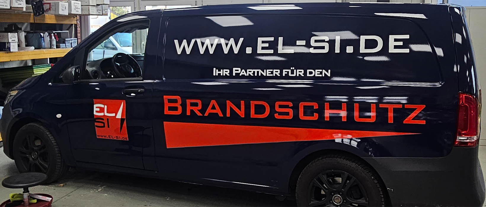 Fertig folierter Transporter der Firma El-Si für Brandschutz – Fahrzeugwerbung von FolienFelix in Berlin.